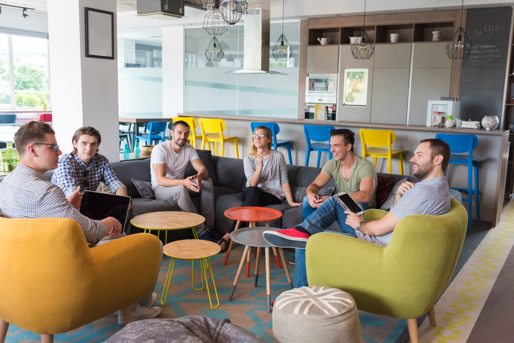 Équipe discutant dans un bureau