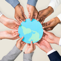 Mains tenant le globe terrestre