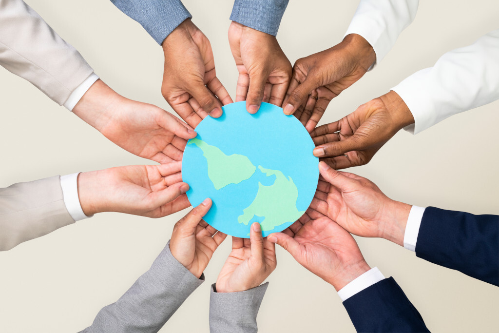 Mains tenant le globe terrestre